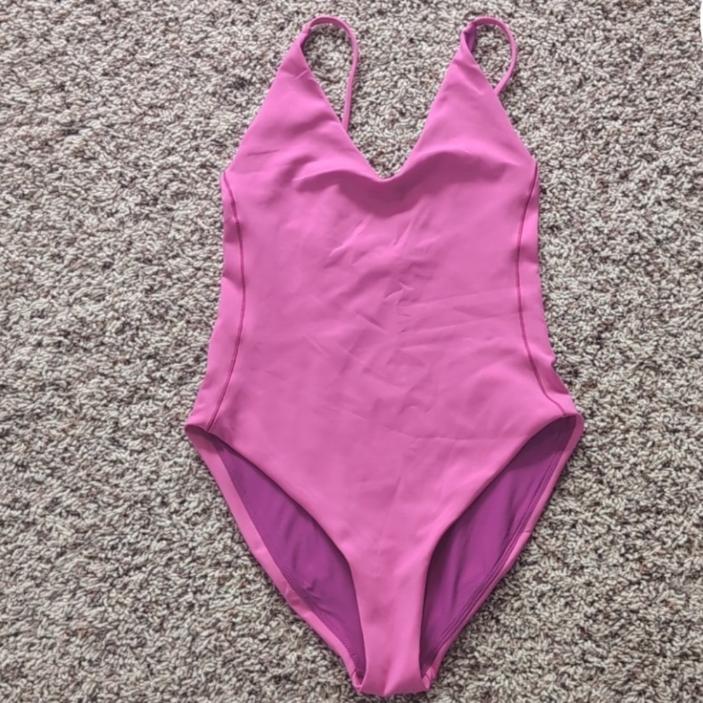 Left on Friday🪐Pink Sunday one piece. Price is firm no offers